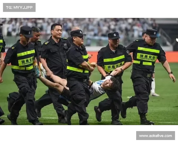 小球迷冲入场内拥抱偶像，保安暖心护送离场