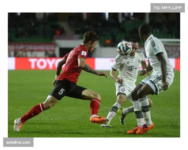 “拜仁门将失误送大礼，居莱尔远程吊射破门拉开进球大战序幕”